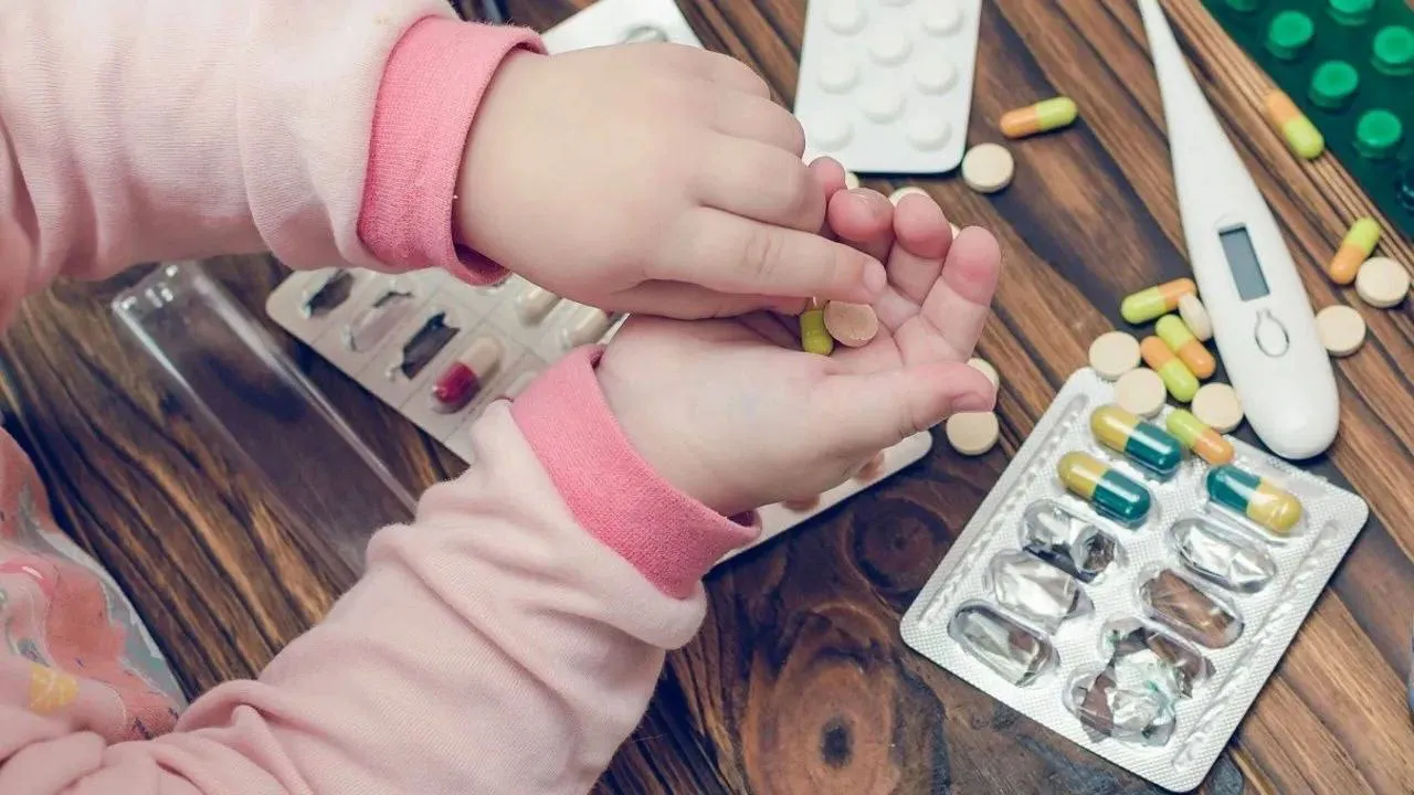 Copil de doi ani, intoxicat cu medicamente: A găsit pastilele bunicilor și le-ar fi înghițit
