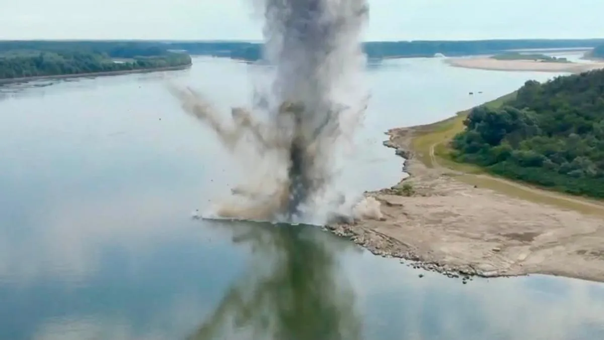 /VIDEO/ Dunărea, la cote alarmante: Armata Română a detonat o stâncă pentru a proteja centrala de la Cernavodă