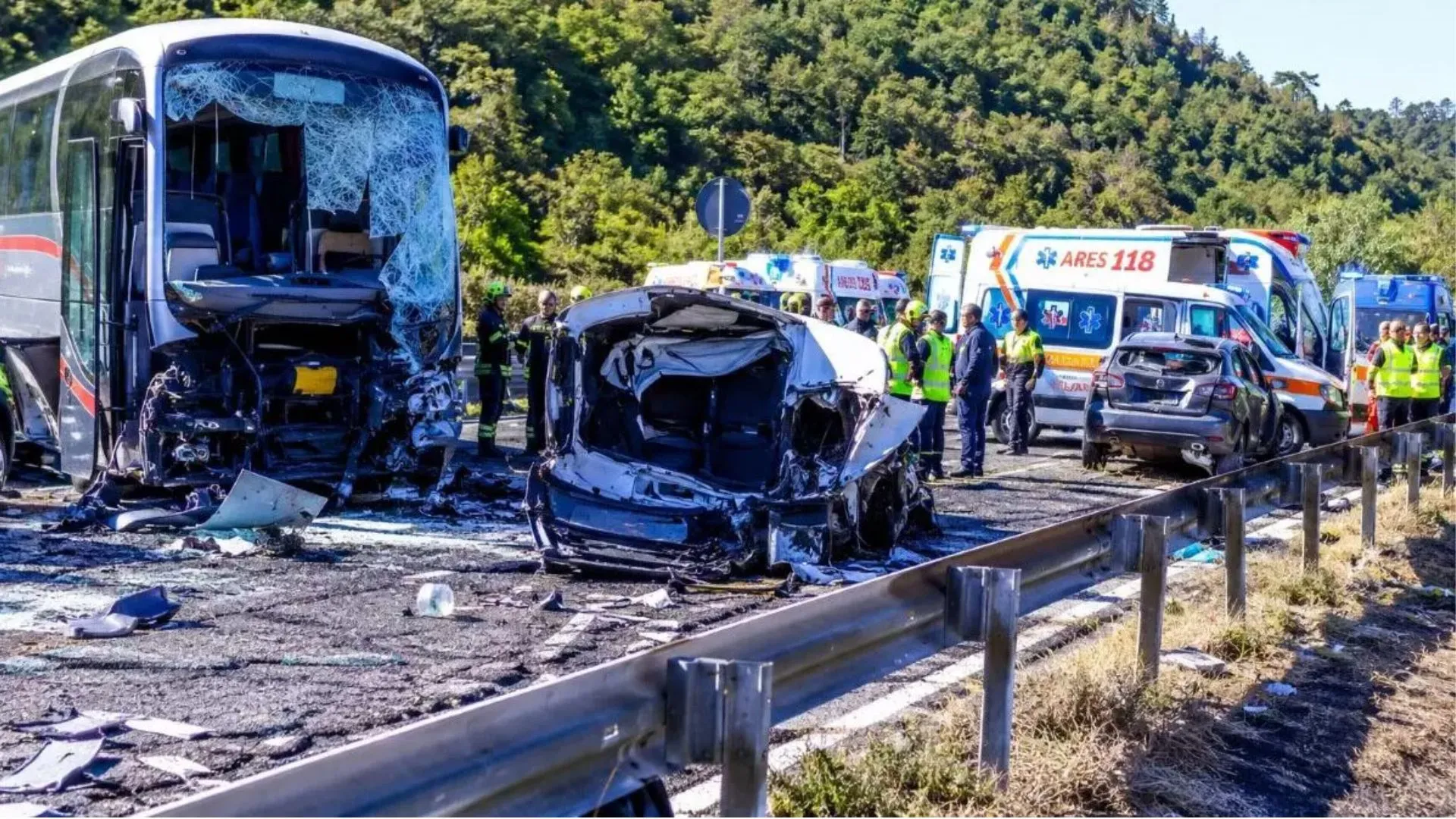 /VIDEO/ Accident grav în Italia: Cel puțin șase persoane au murit după impactul dintre o rulotă și un autobuz