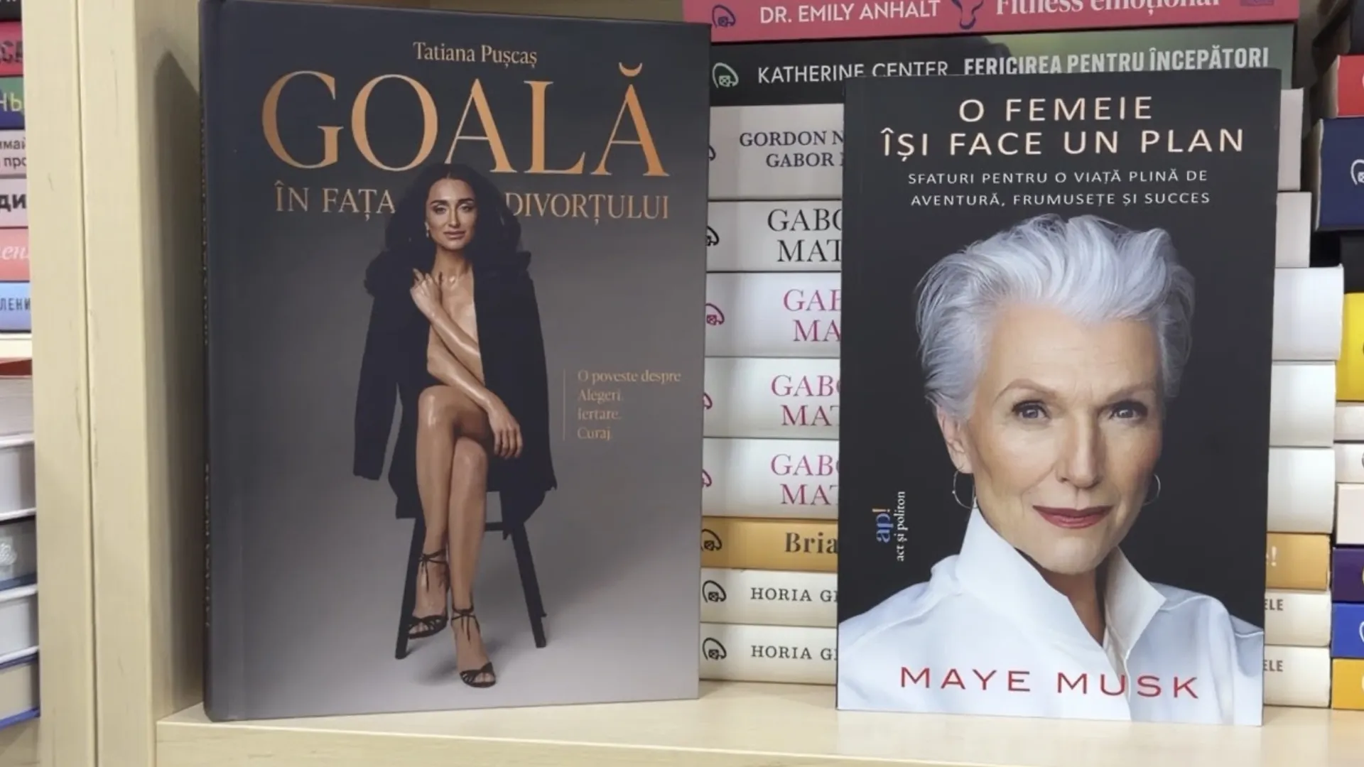 /VIDEO/ Cartea unei moldovence, pe Instagramul lui Maye Musk: Volumul a apărut alături de autobiografia sa