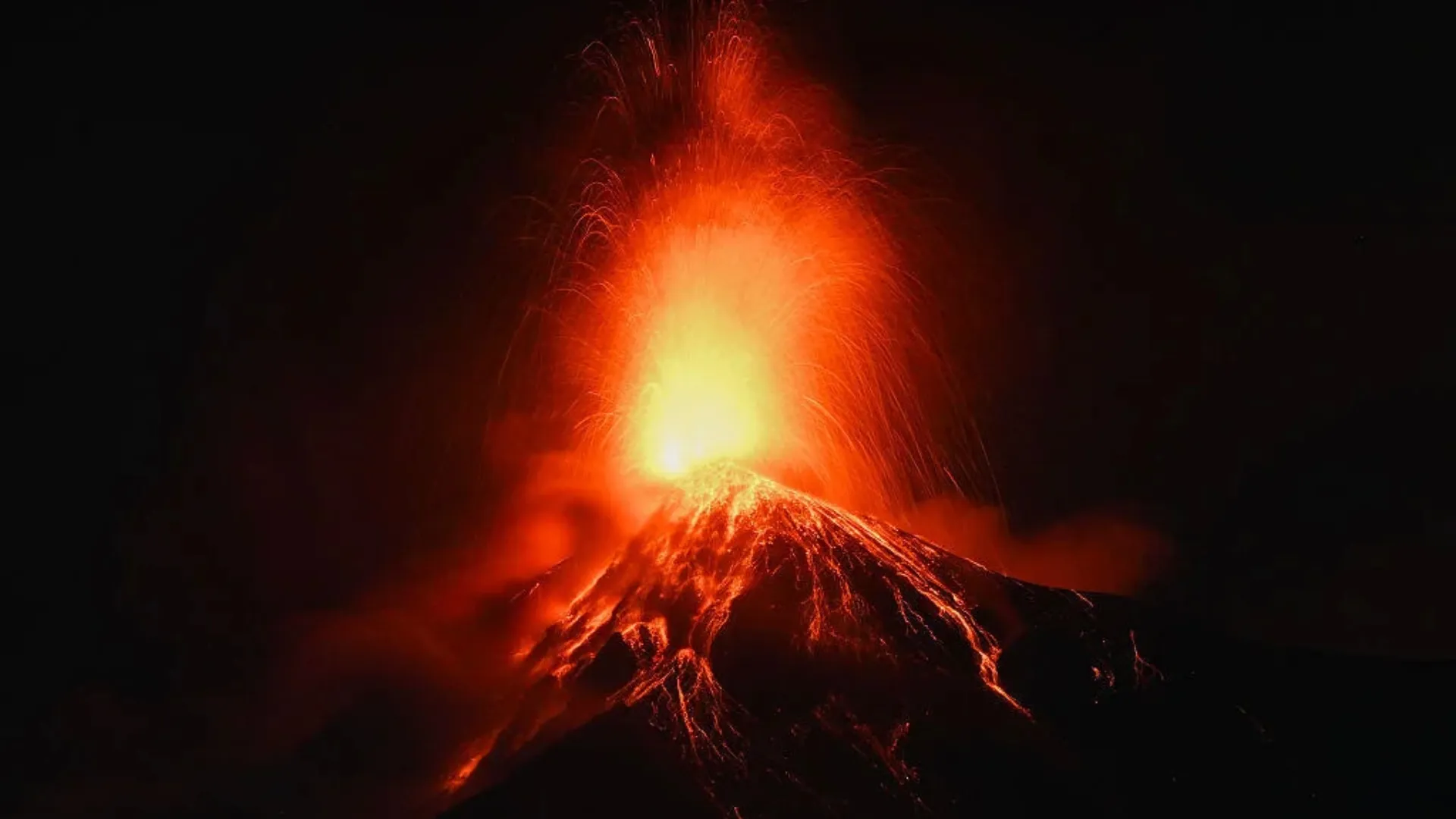 /VIDEO/ Fuego, unul dintre cei mai activi vulcani din America Centrală, a erupt: Locuitorii din apropiere, evacuați