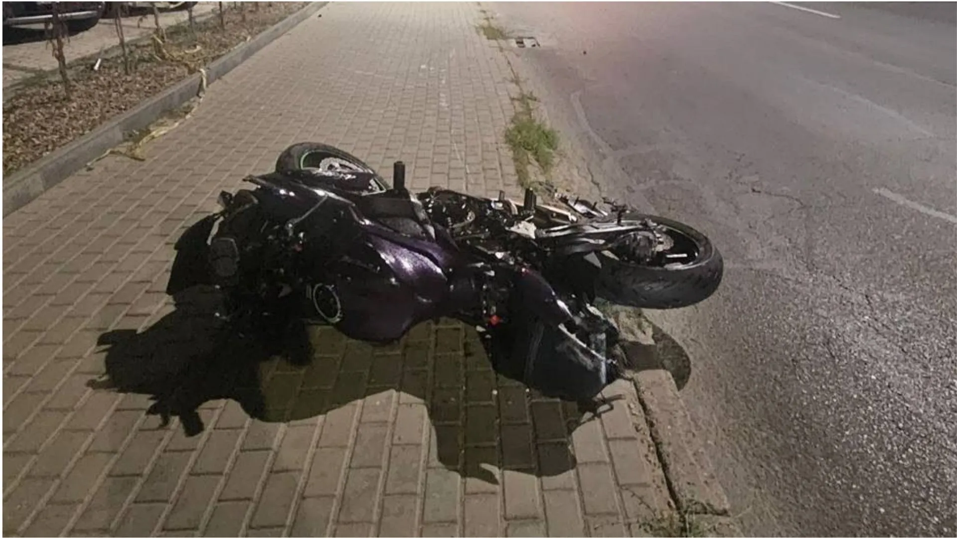/FOTO/ Tragedie în Chișinău: Un tânăr a murit după ce motocicleta s-a ciocnit de două automobile