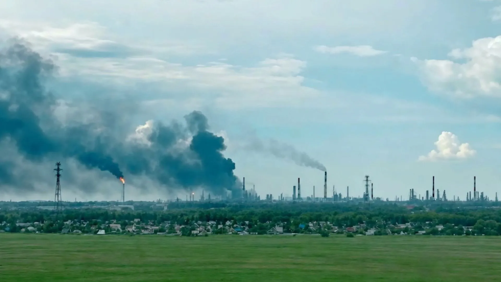 /VIDEO/ Ucraina lovește masiv regiunea Iaroslavl: Una dintre cele mai mari rafinării din Rusia, în flăcări