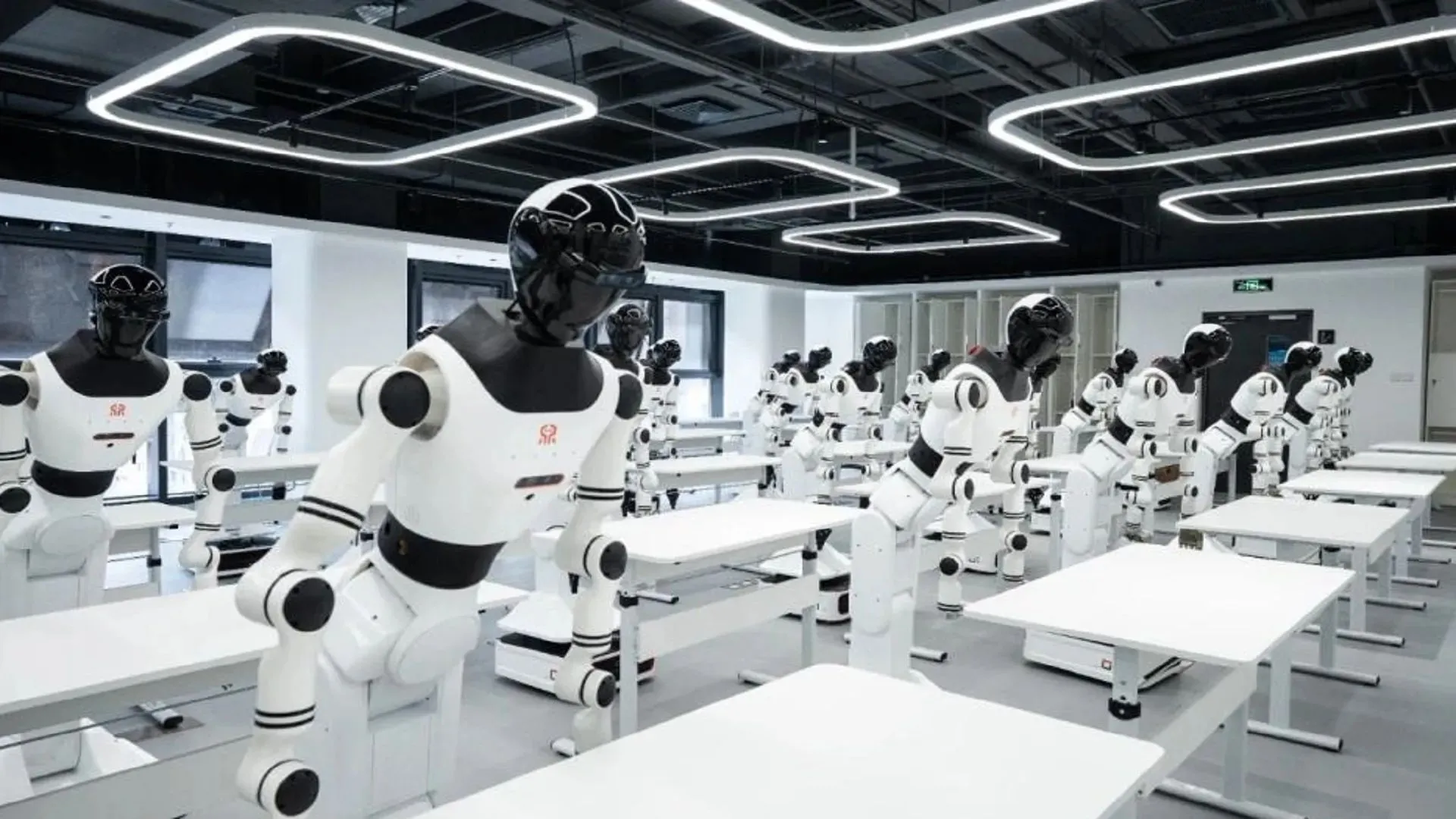 Școală pentru roboți în China: Învață meserii, susțin examene și primesc certificate