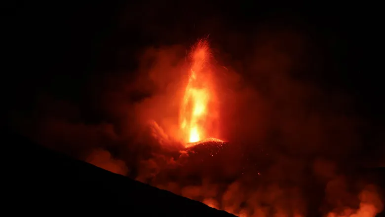 /VIDEO/ Vulcanul Etna, din nou în activitate: Cenușa a dat peste cap traficul aerian din Italia