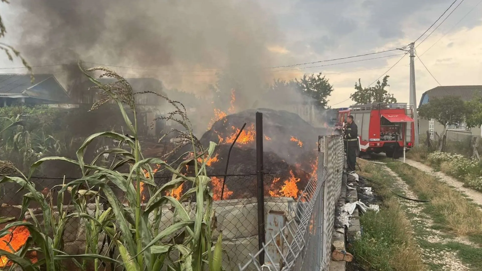 Fulgerul a provocat un incendiu în Drochia: 150 de baloți de paie, mistuiți de flăcări
