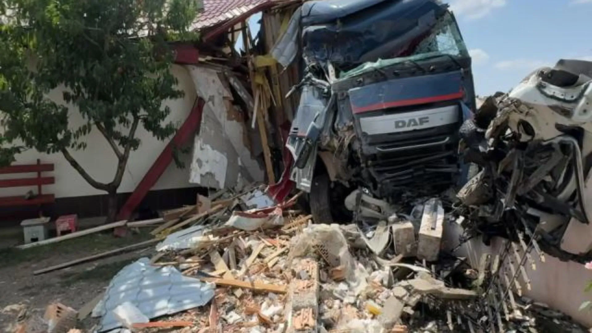 /VIDEO/ Camion înmatriculat în Republica Moldova a făcut prăpăd în două gospodării din România: O casă, distrusă