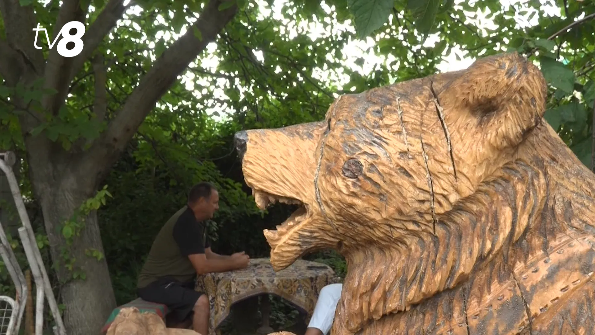 /VIDEO/ Afacere de suflet la Miclești: Povestea sculptorului care dă o nouă viață lemnului