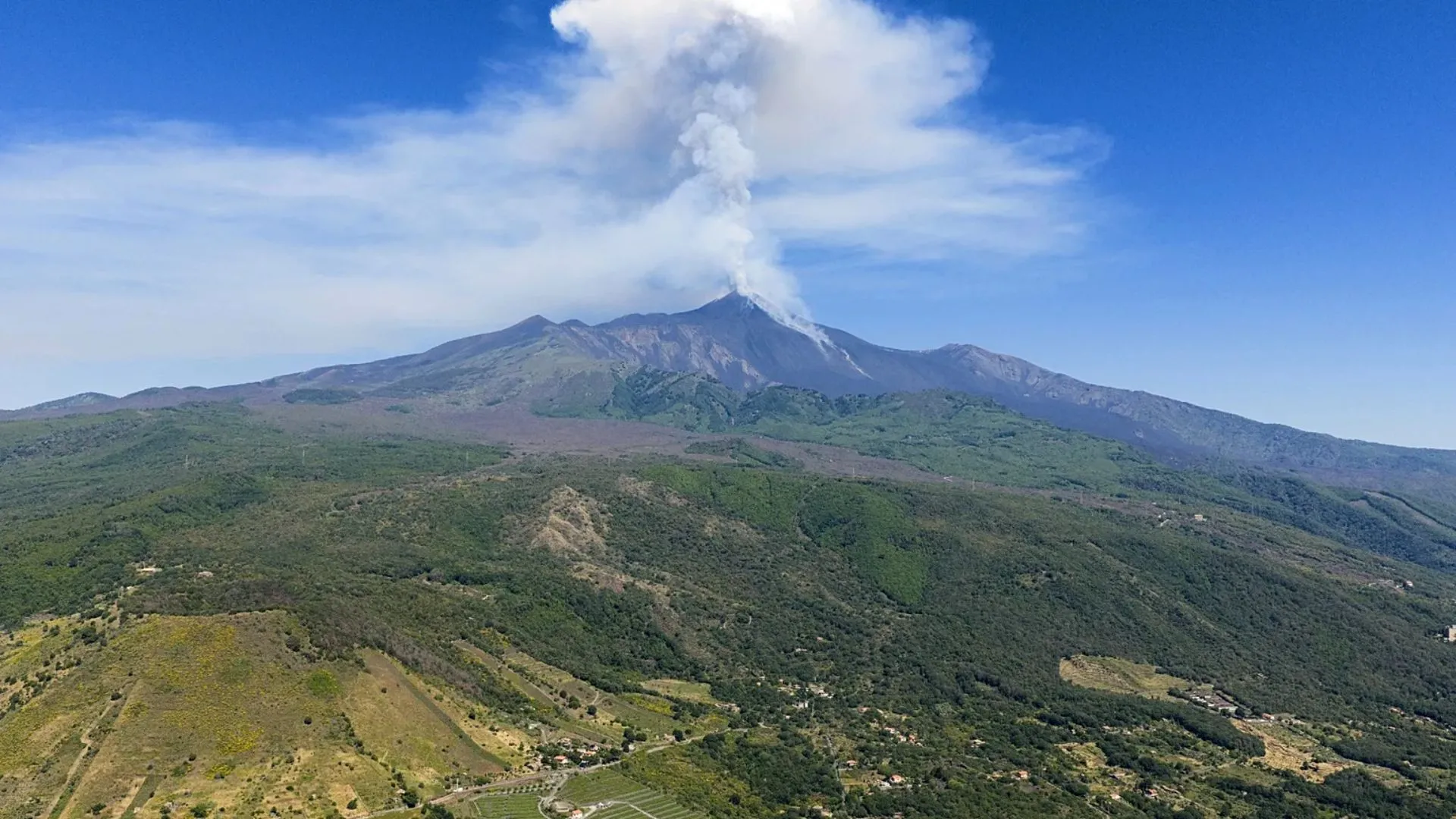 /VIDEO/ Alertă de călătorie în Italia: Vulcanul Etna a erupt din nou, iar zborurile au fost suspendate