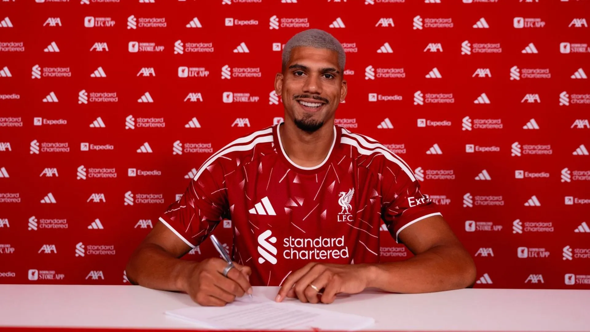 /VIDEO/ Ronald Araujo a ajuns la Liverpool: Fundașul uruguayan, împrumutat de Barcelona