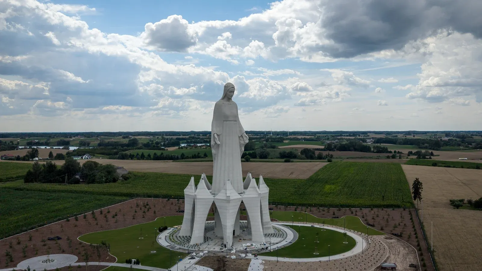 /VIDEO/ Statuie de înălțime record în Polonia: Proiectul a fost finanțat de un miliardar local
