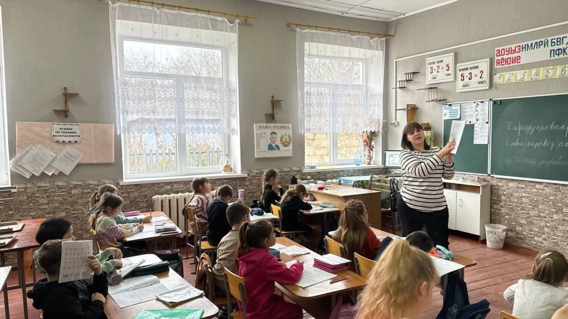 „Steagul transnistrean” și „imnul”, în fiecare luni în școlile din stânga Nistrului: Reacția lui Dan Perciun