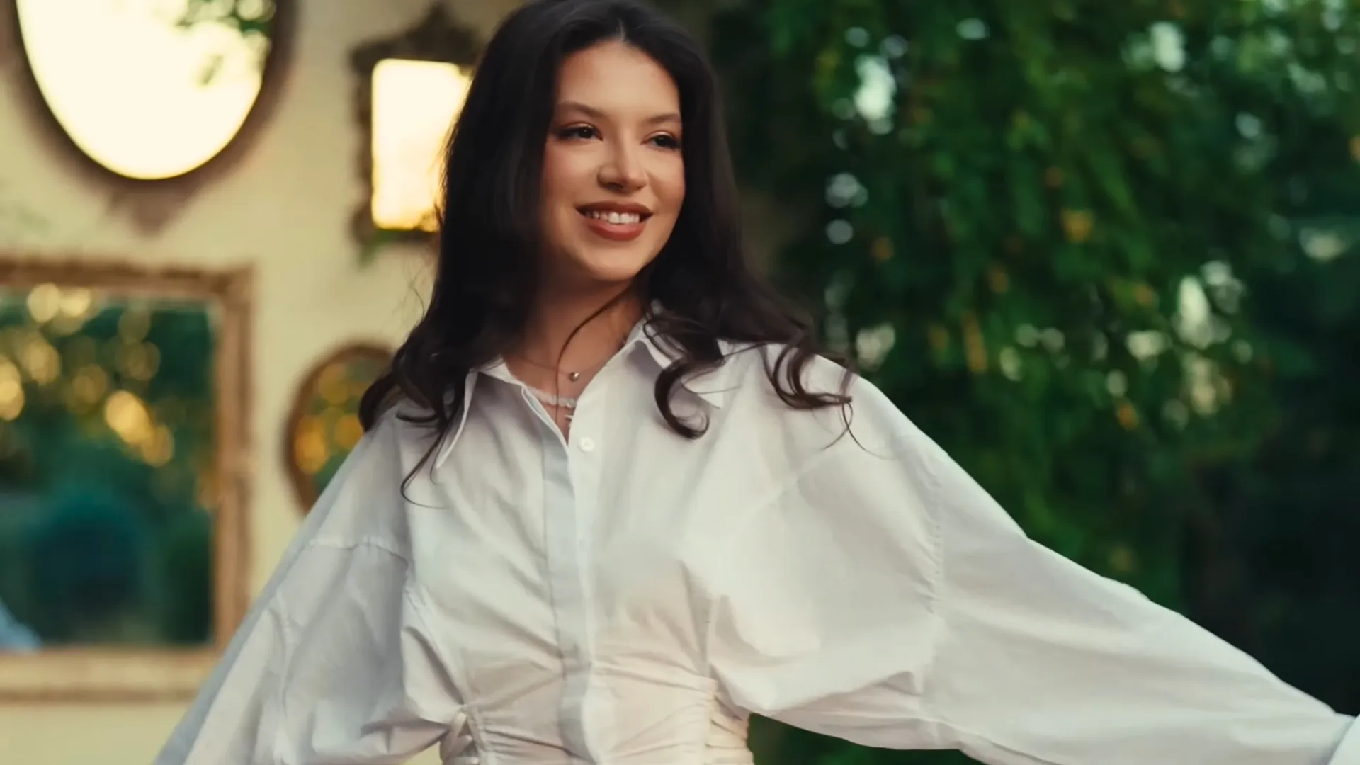 /VIDEO/ „Mă iubesc așa cum sunt”: Cleopatra Stratan spune stop presiunii de a fi perfectă în noua sa piesă