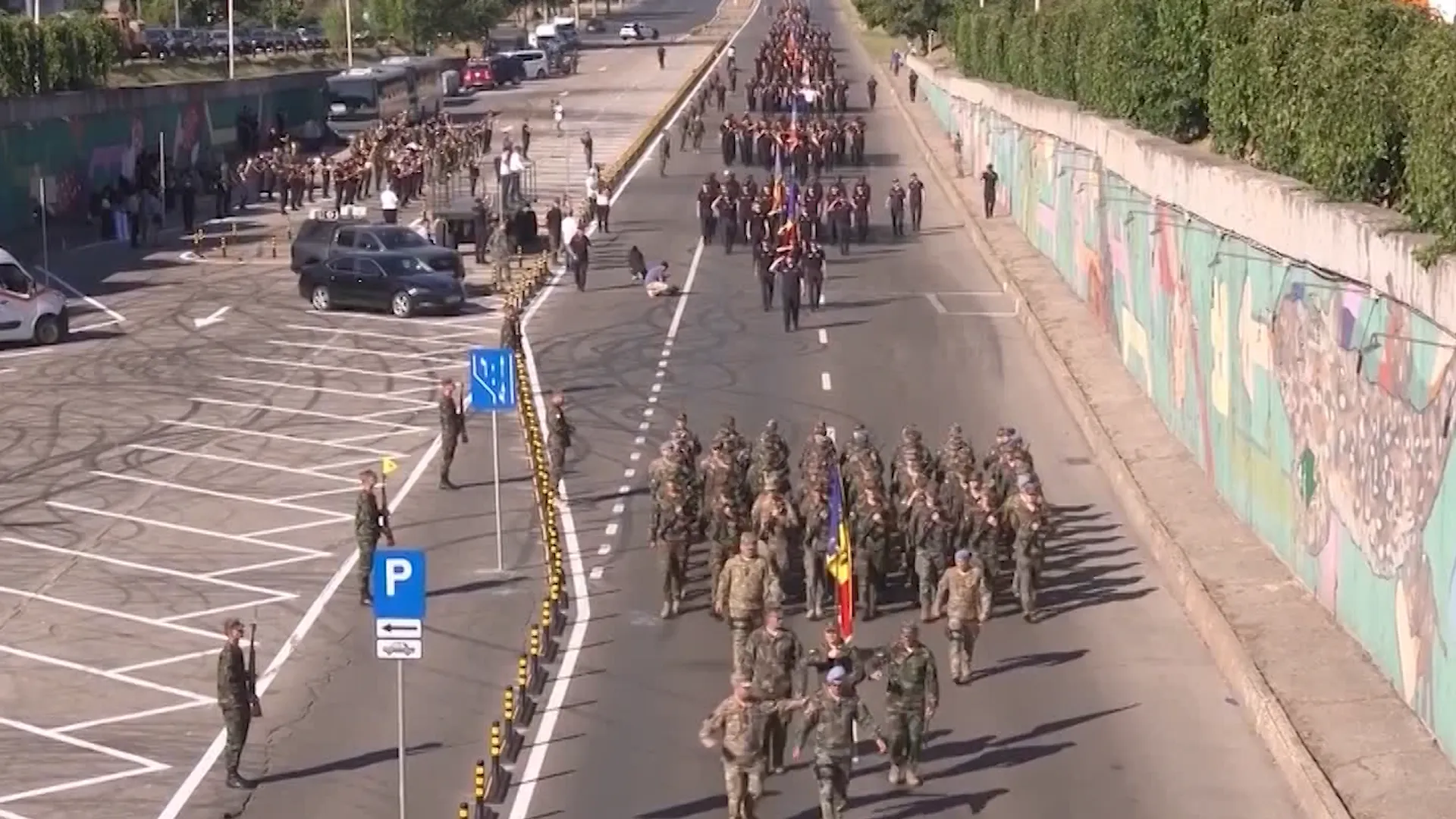 /VIDEO/ Repetițiile pentru parada militară sunt în toi: Militarii au defilat cu tehnica din dotare