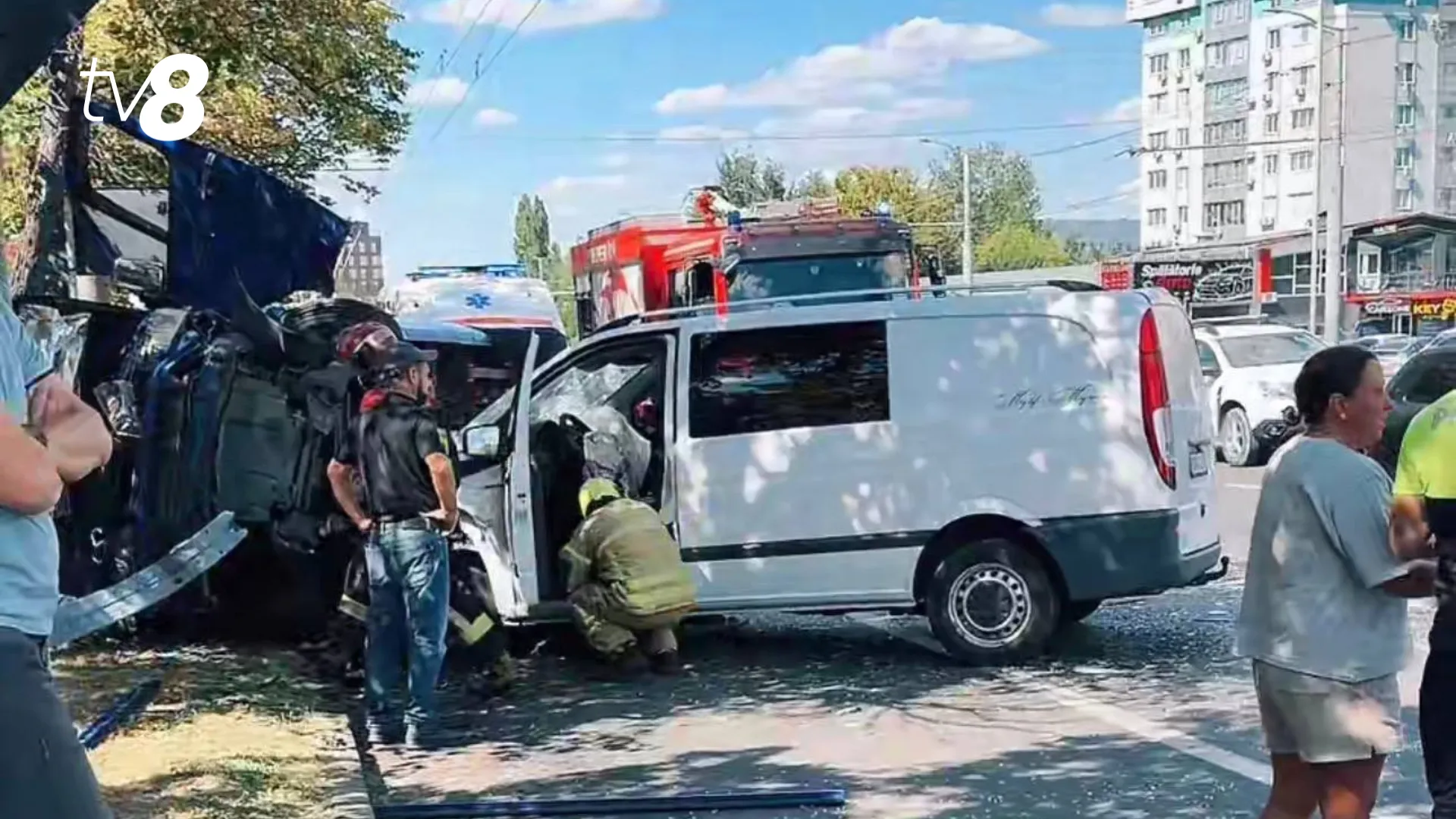 /VIDEO/ Accident grav în Chișinău: Un vehicul s-a răsturnat pe viaduct