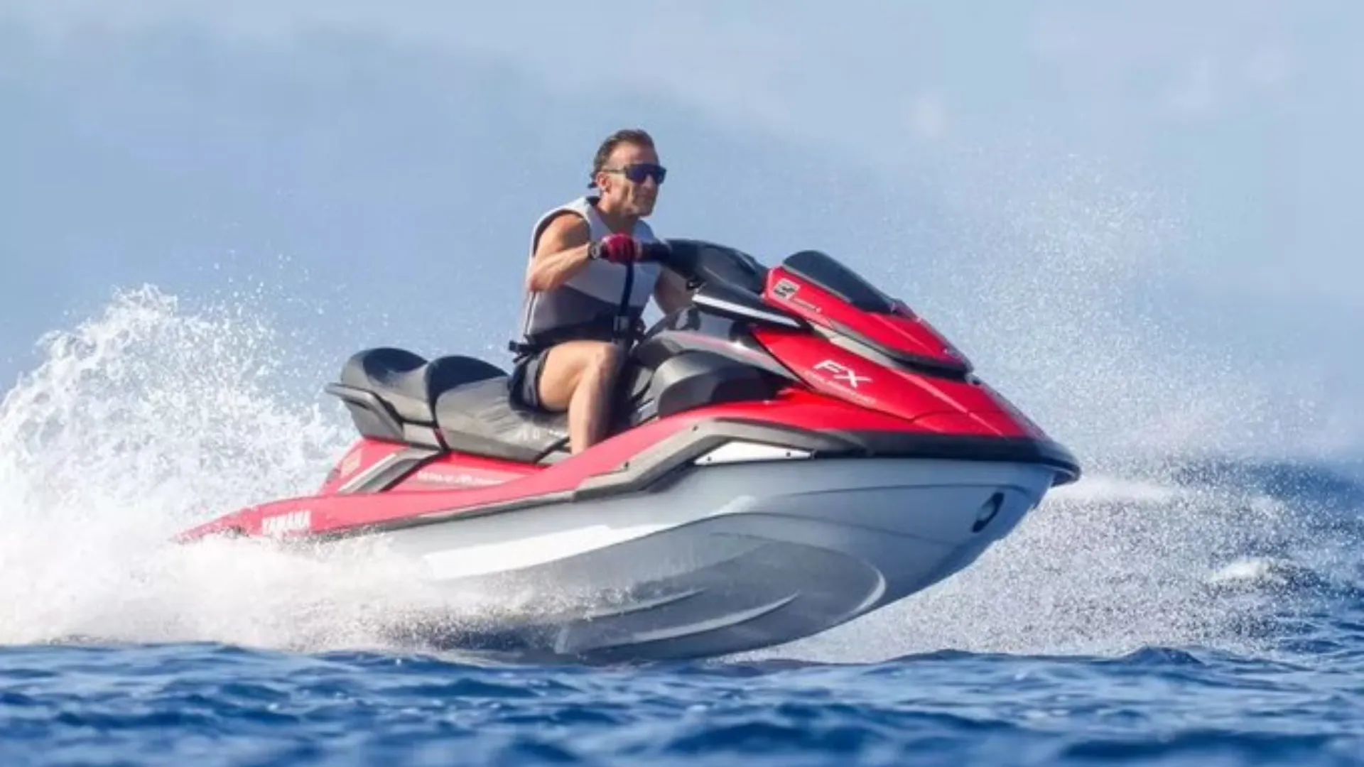 /FOTO/ „Franța arde, președintele se distrează”: Macron, criticat pentru vacanța pe jet ski în plină caniculă și incendii