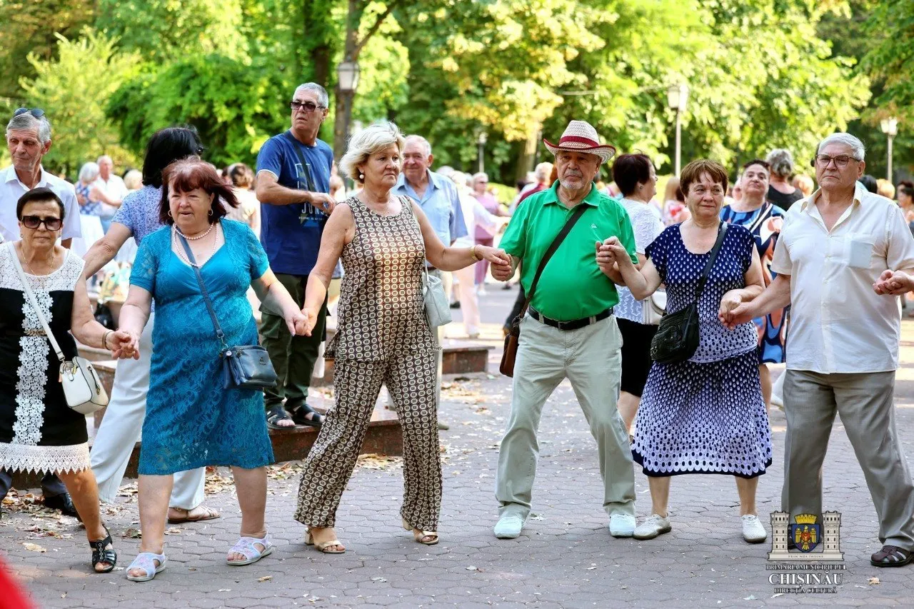 Weekend cu muzică și dans în centrul Capitalei: „Dialog între generații” revine în Grădina Publică