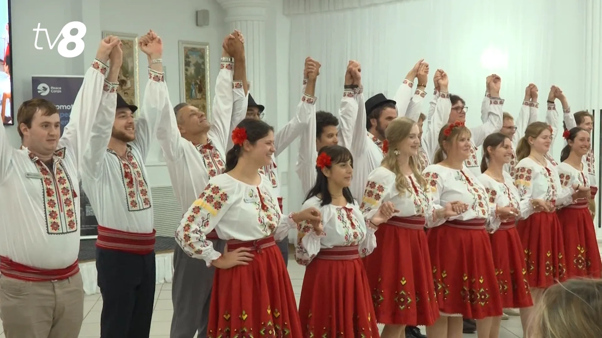 /VIDEO/ „Oamenii sunt foarte ospitalieri”: Cum descoperă voluntarii americani viața din Moldova