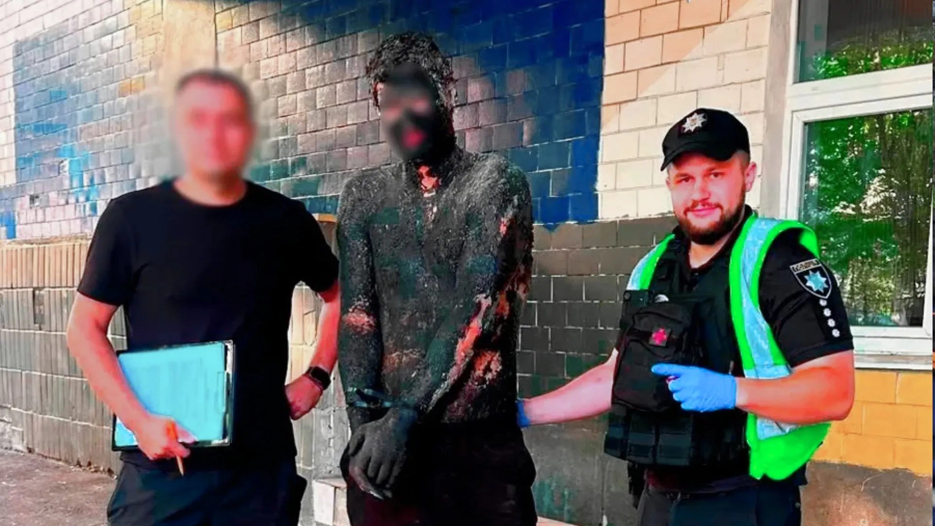 /VIDEO/ Jaf ca-n comedie: Un bărbat s-a acoperit cu smoală și a spart un supermarket. Provocarea polițiștilor