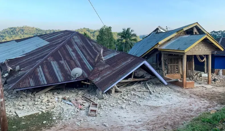 Cutremur de 7,7 în Indonezia: Cel puțin 38 de oameni au murit, salvatorii caută victime printre dărâmături