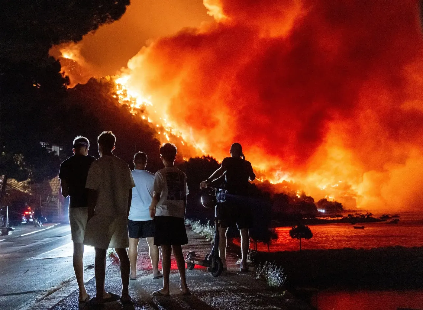 /FOTO/ Sute de arestări în Franța pentru suspiciuni de incendiere: Flăcările se extind în Europa pe fondul caniculei