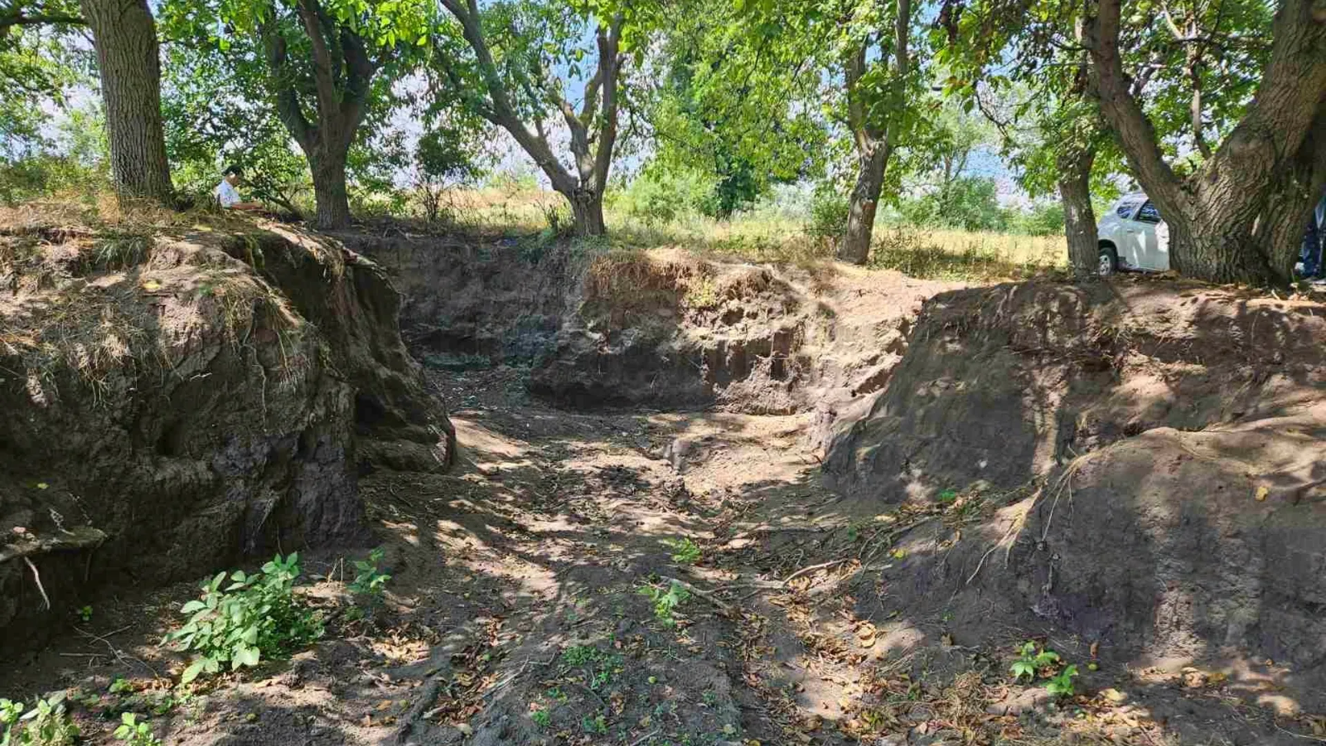 /FOTO/ Pământ extras ilegal luni întregi la Anenii Noi: Pagubele se ridică la zeci de mii de lei