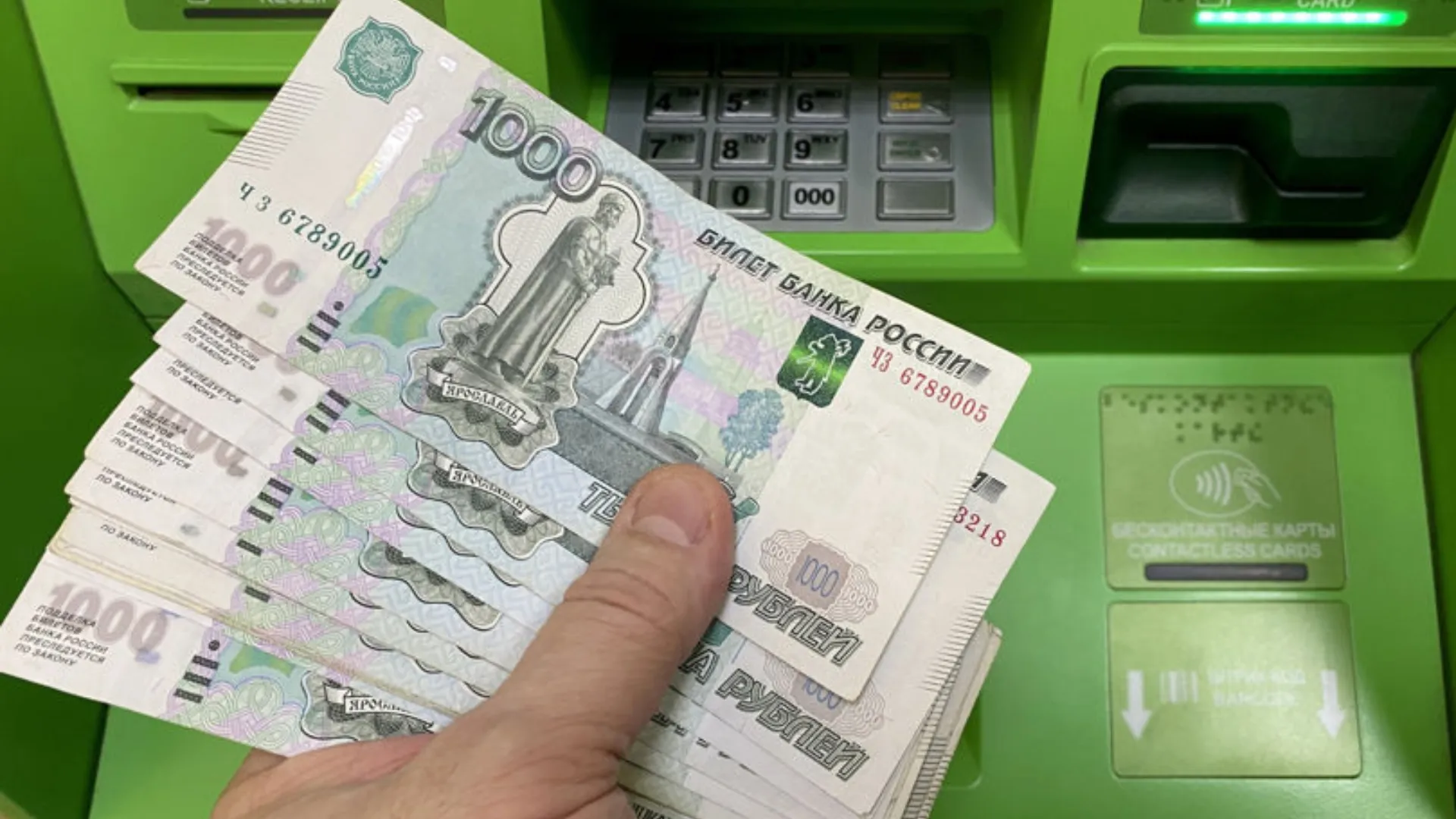 Rușii își retrag masiv economiile din bănci: Peste 24 de miliarde de euro scoase din sistem în 7 luni