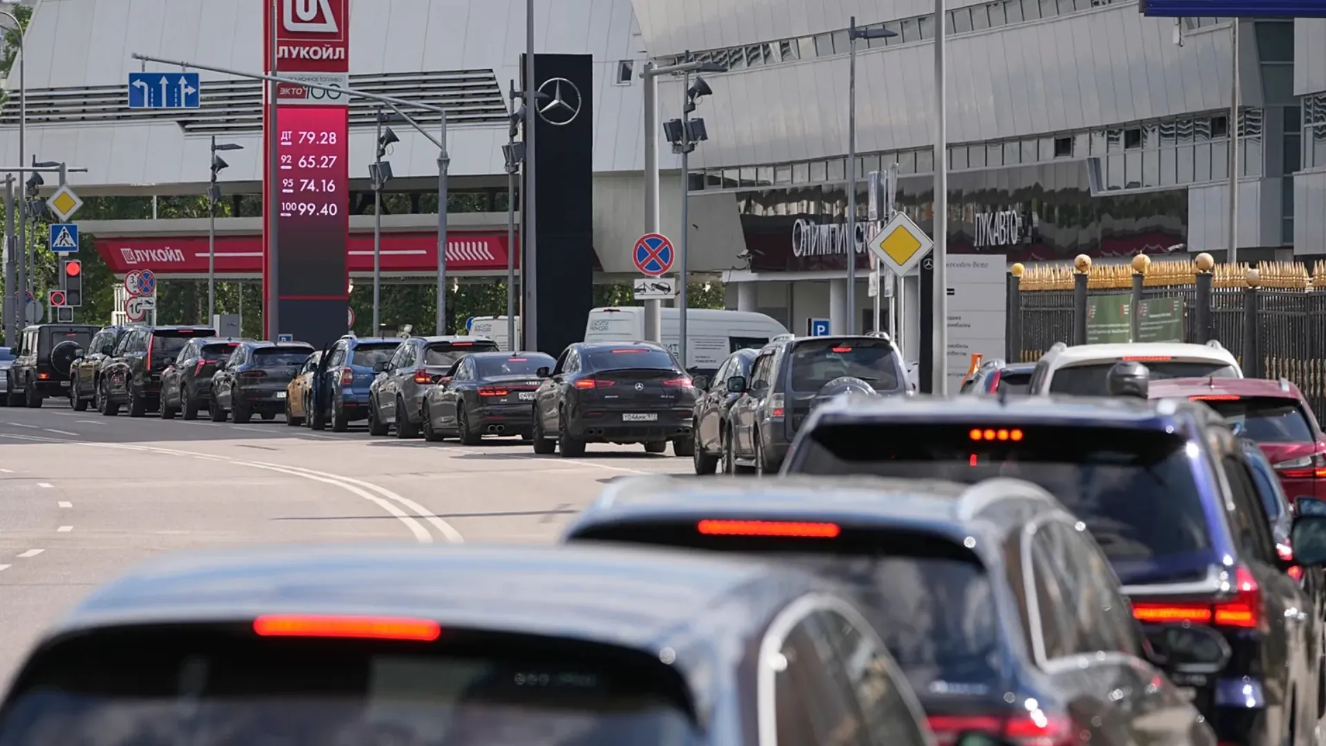7 din 10 stații din Rusia nu au benzină: Cei care se plâng public de criză riscă sancțiuni