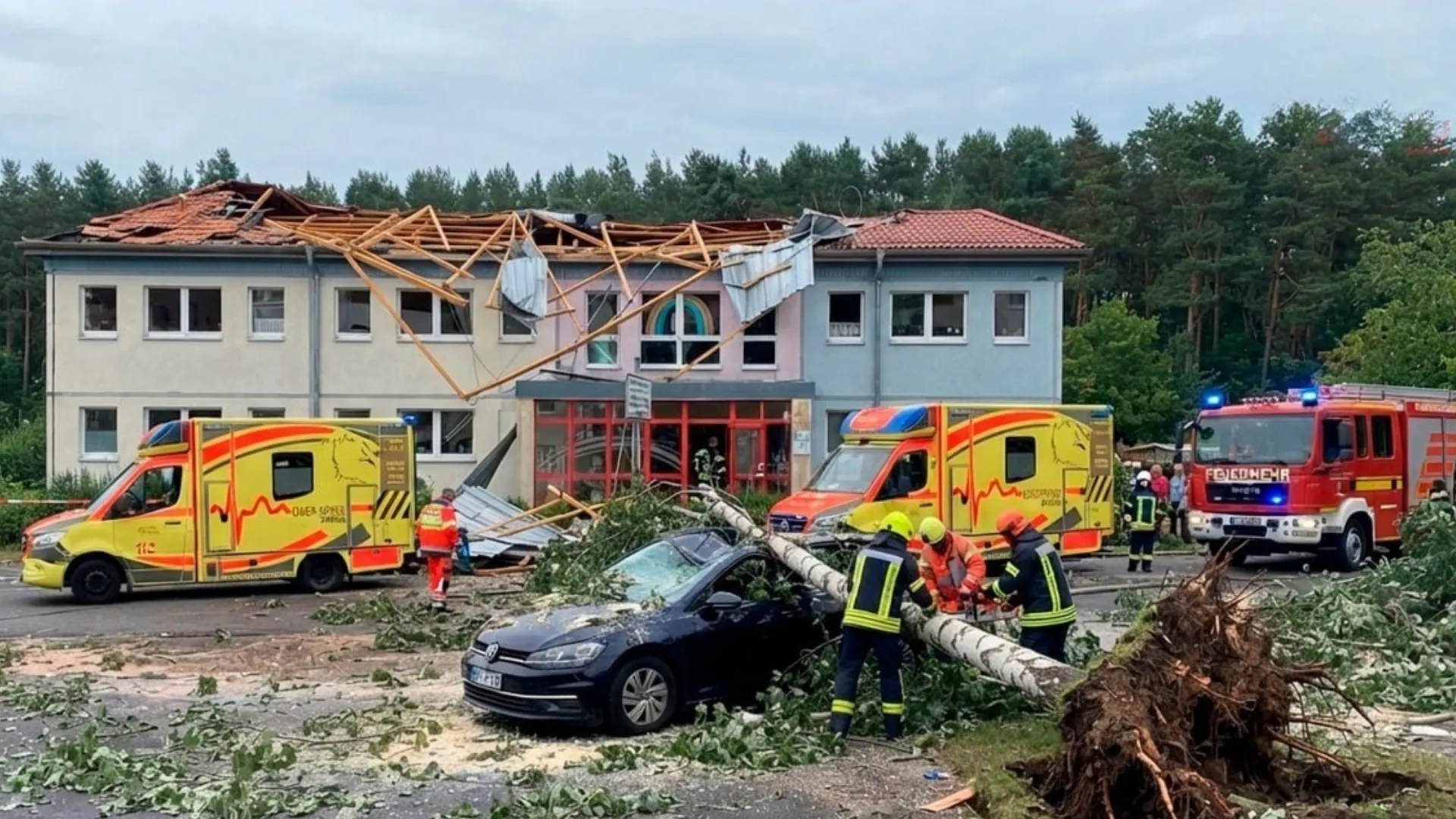 /VIDEO/ Furtuni violente și tornadă în Germania: Un mort, case avariate și copaci smulși din rădăcini