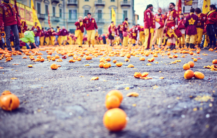 TV8.md - /FOTO. VIDEO/ Bătălie cu portocale în Italia. Circa 500 de tone de  citrice au fost folosite la carnaval