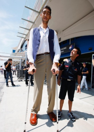 El este cel mai înalt om din lume. Cât măsoară ”uriașul” și arată un baschetbalist de 2,11 lângă el