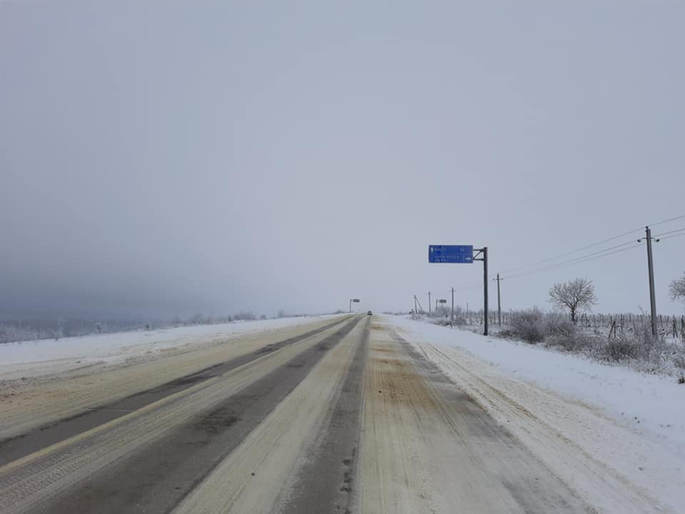 FOTO// Lunecuș, lapoviță, ceață și polei. Starea drumurilor din Republica Moldova, la ora actuală