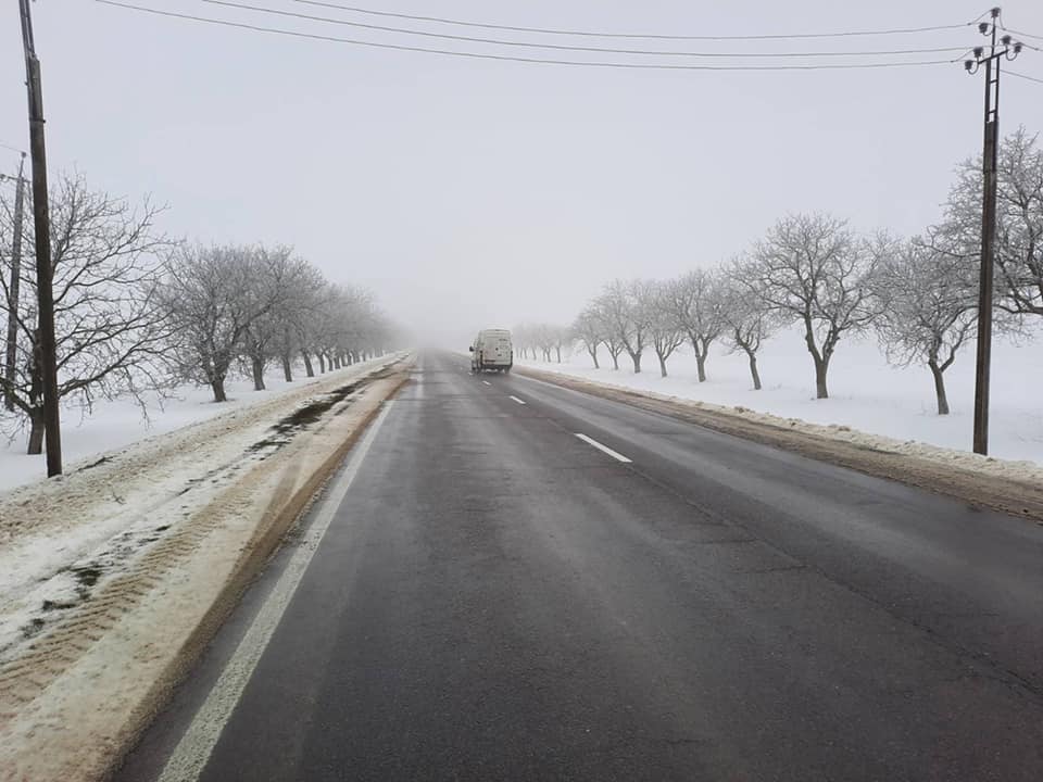 FOTO// Lunecuș, lapoviță, ceață și polei. Starea drumurilor din Republica Moldova, la ora actuală