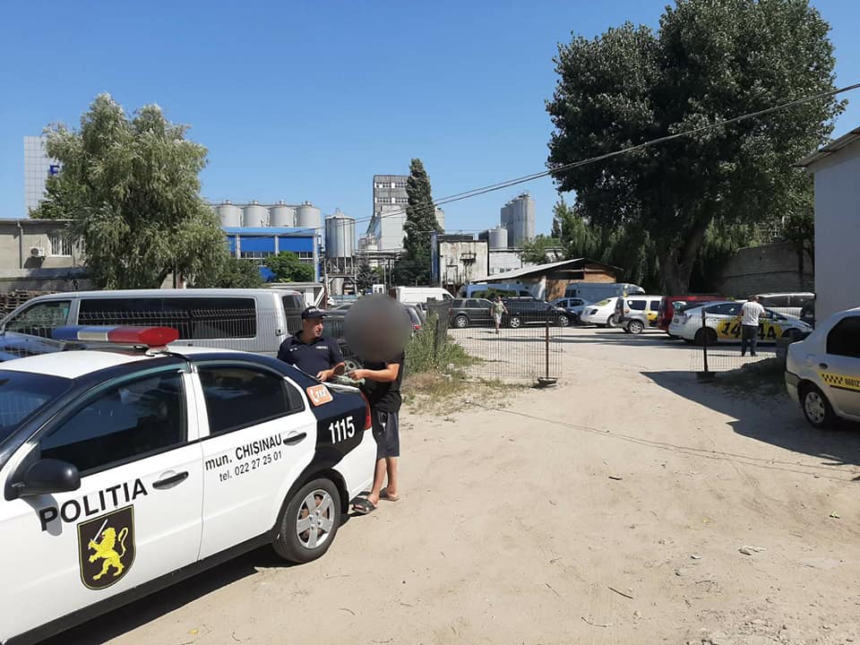 FOTO-VIDEO// Șoferul care a aruncat mai mulți saci cu gunoi într-un parc, identificat de Poliție