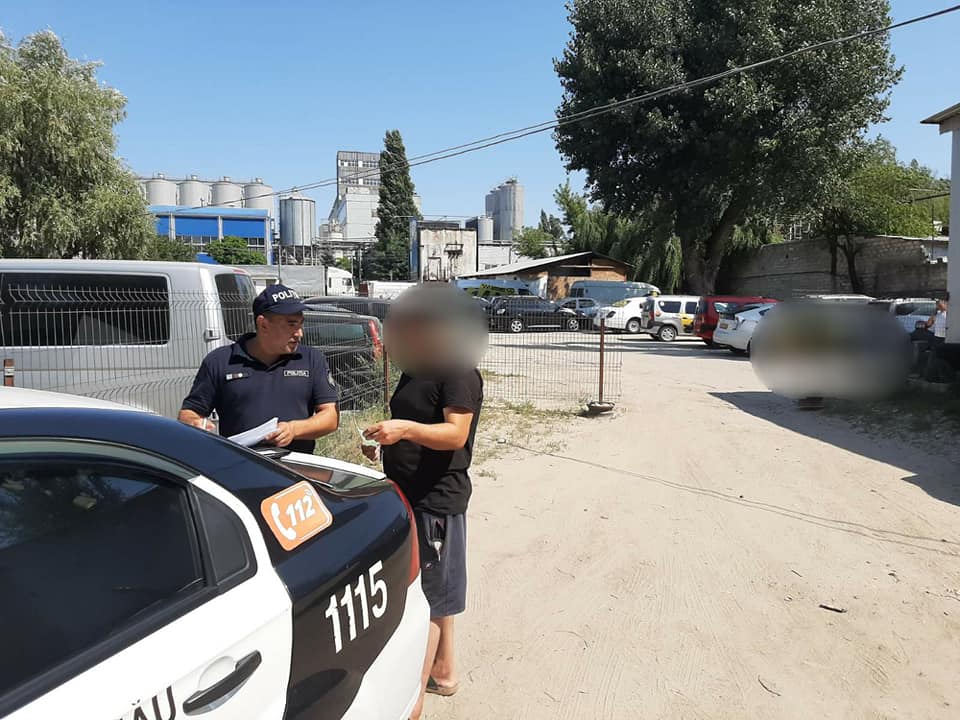 FOTO-VIDEO// Șoferul care a aruncat mai mulți saci cu gunoi într-un parc, identificat de Poliție